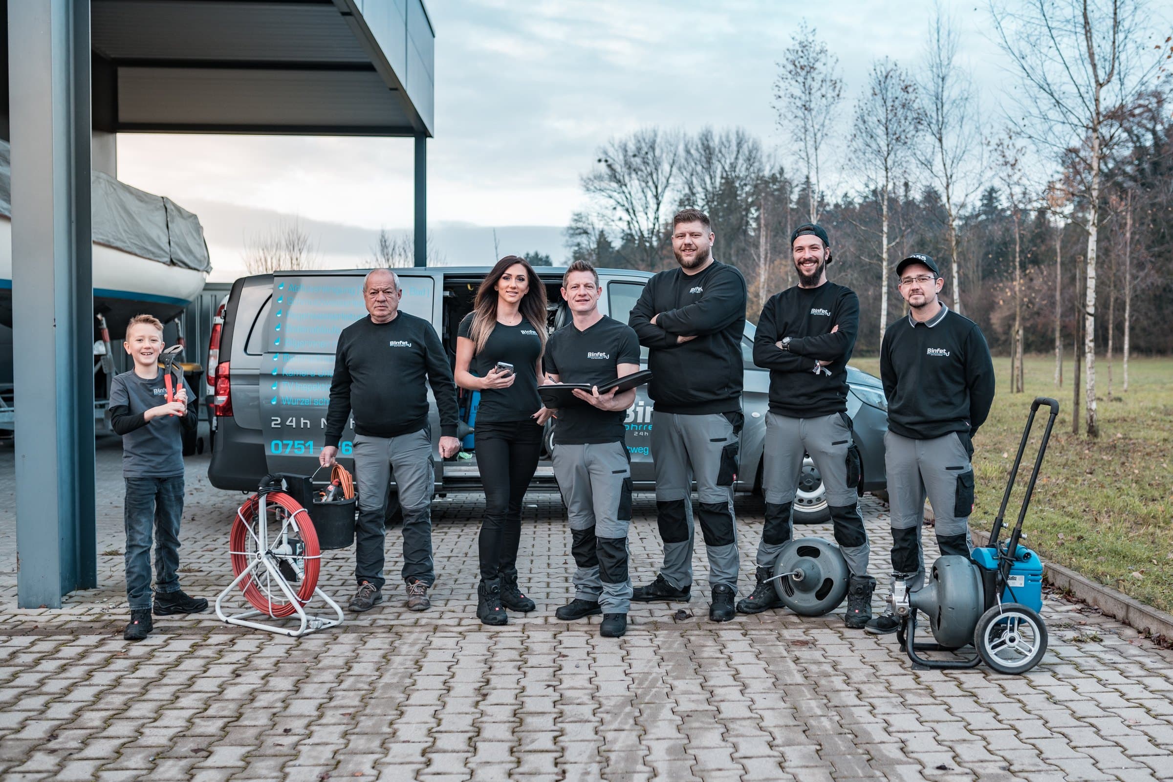 Team der Binfet Rohrreinigung vor den Einsatzfahrzeugen
