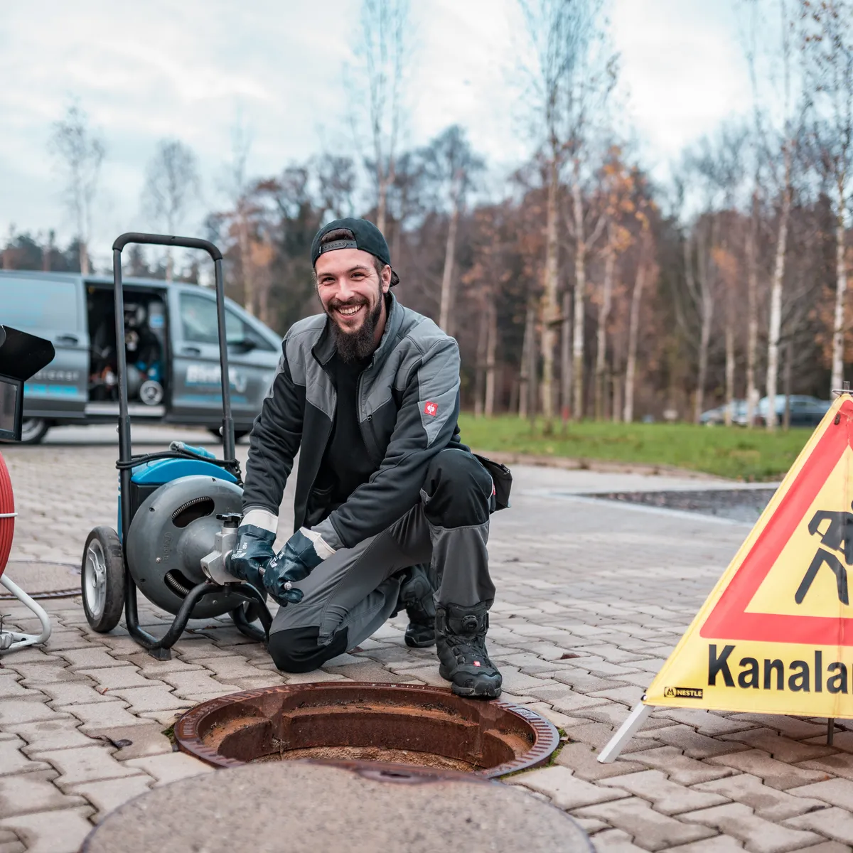 Techniker berät Hausbesitzer zur Drainage am Gebäude