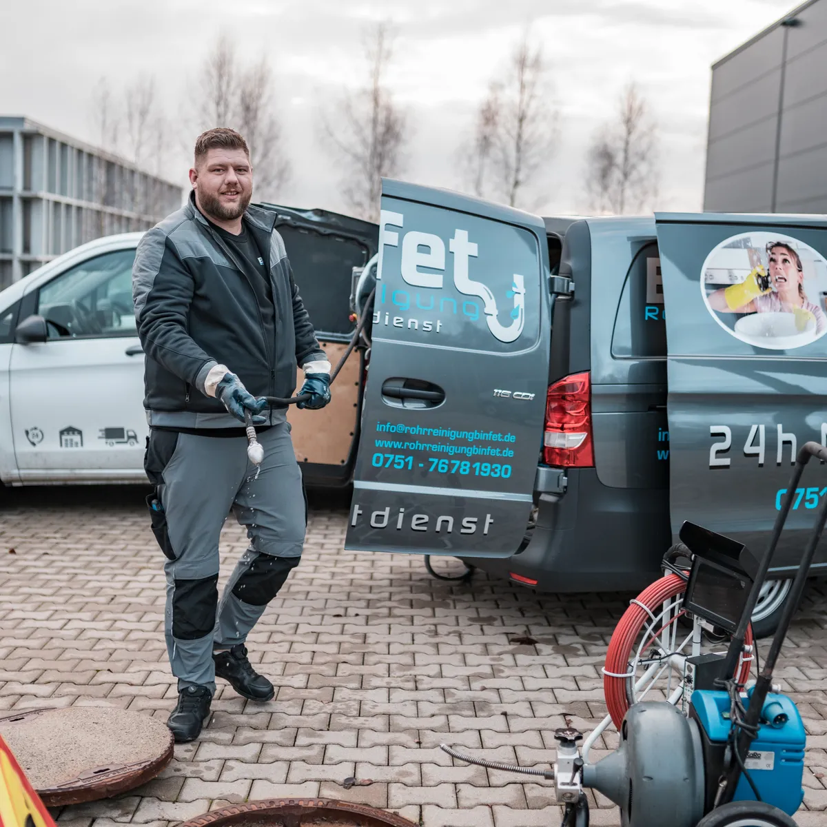 Techniker wartet Hebeanlage im Keller des Kunden