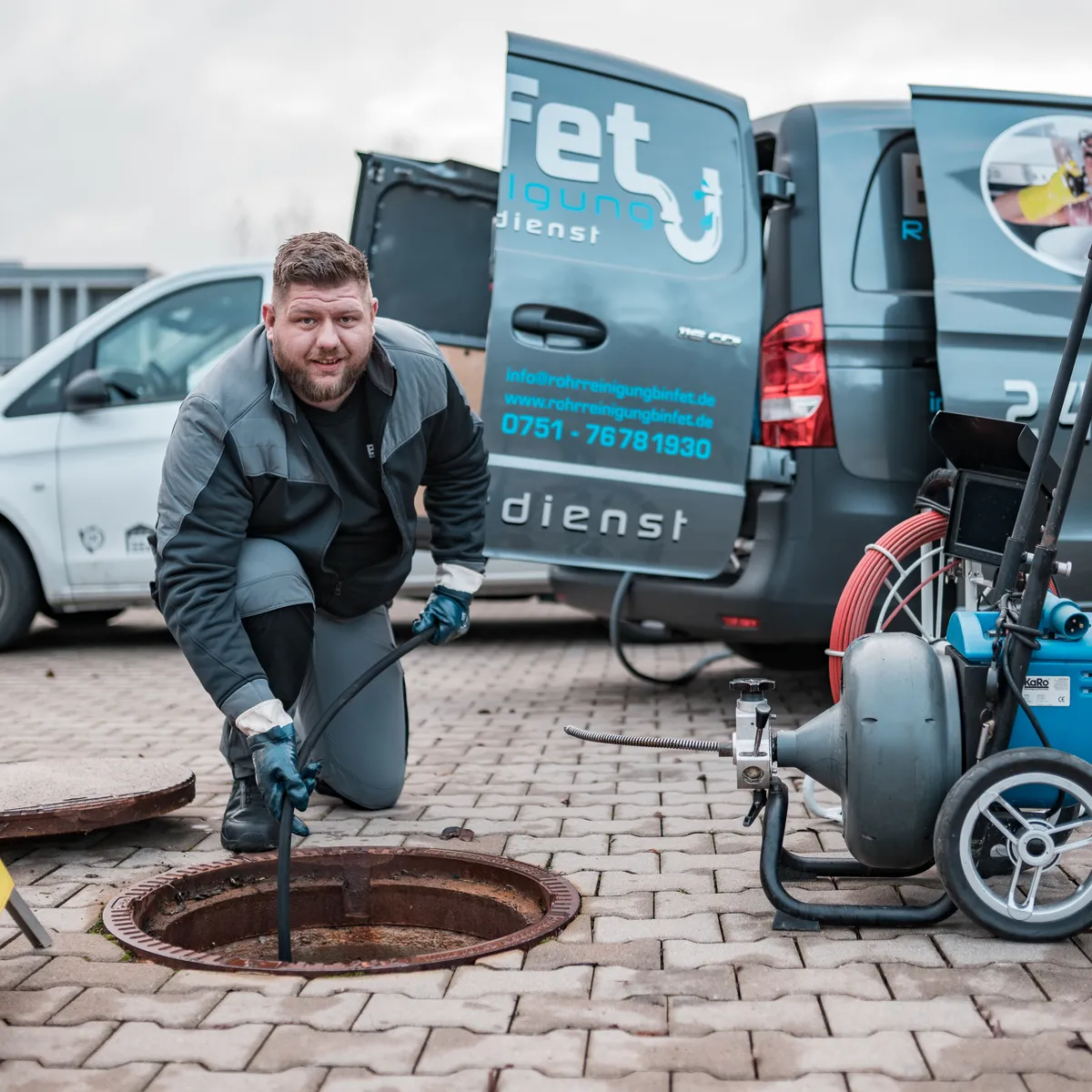 Besorgter Hausbesitzer spricht mit Techniker über Wasserschaden durch verstopftes Rohr