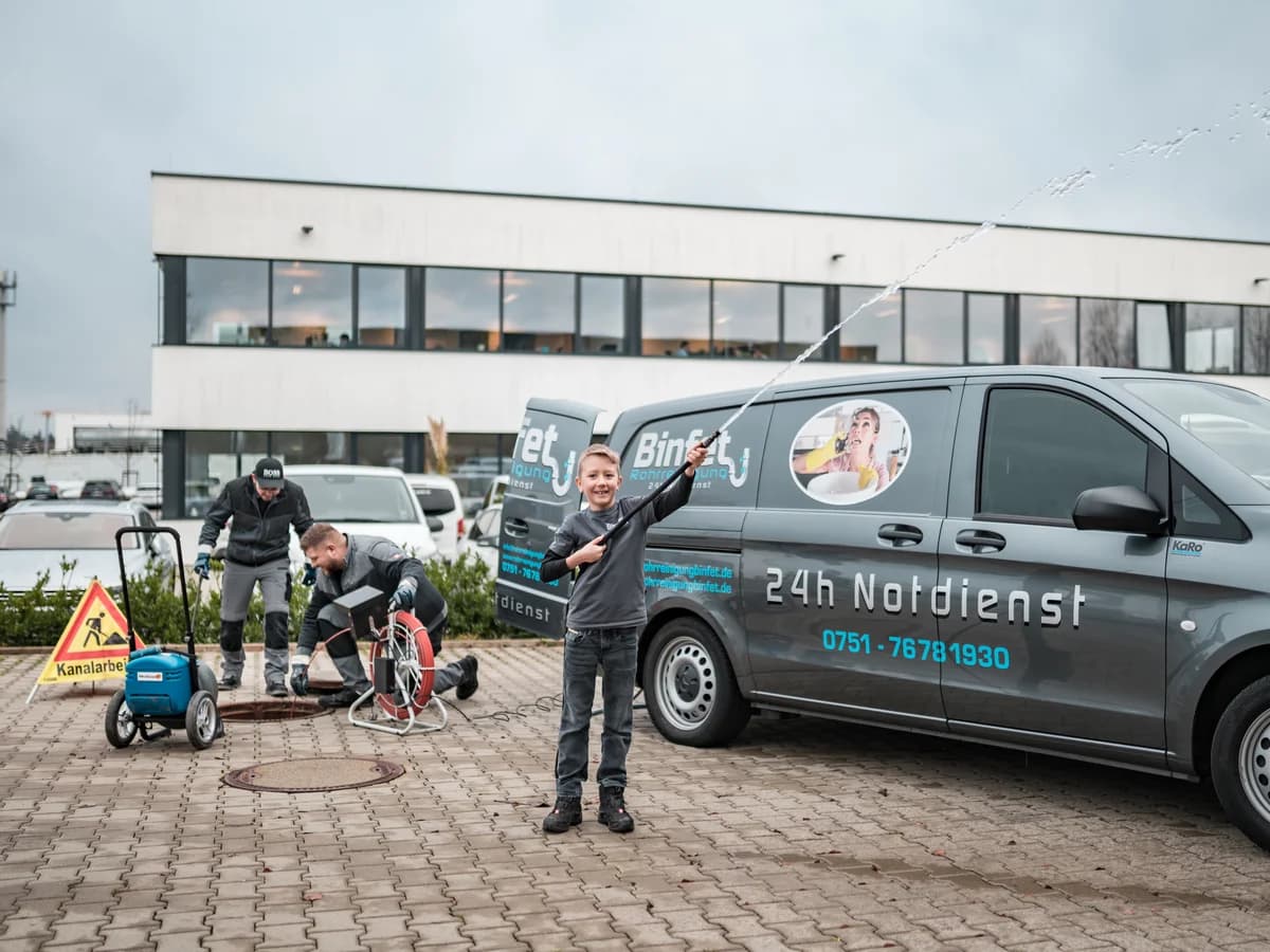 Einsatzfahrzeug mit Rohrreinigungstechnik am Betriebshof